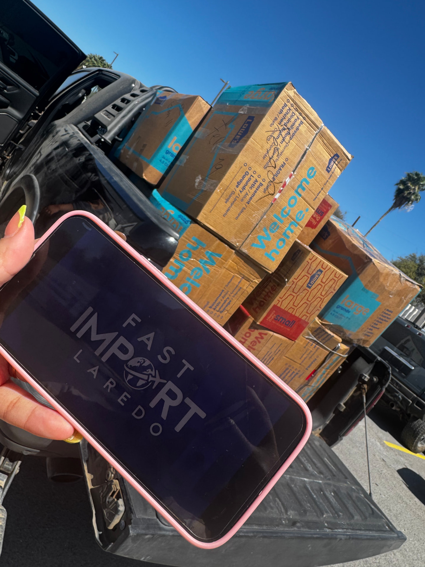 Cajas de mudanza y mercancía lista para cruce