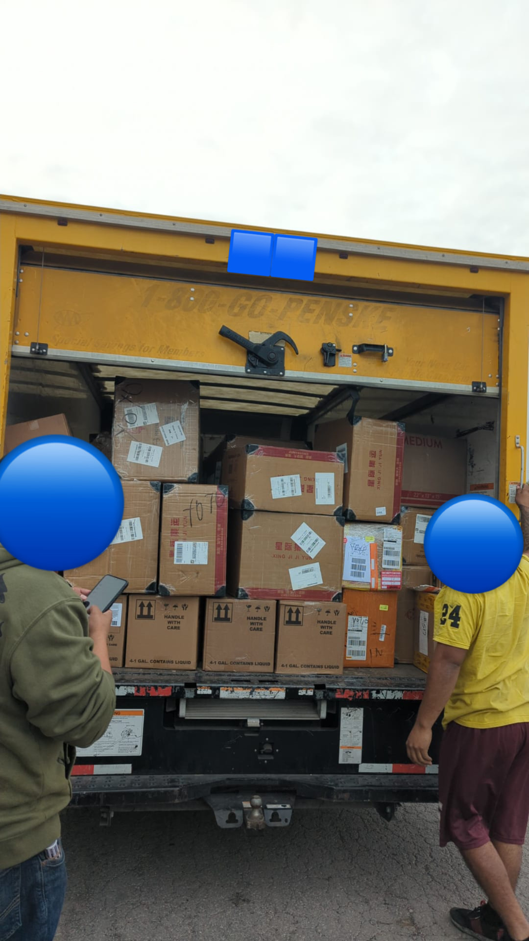 Camión de carga siendo cargado con cajas de importación