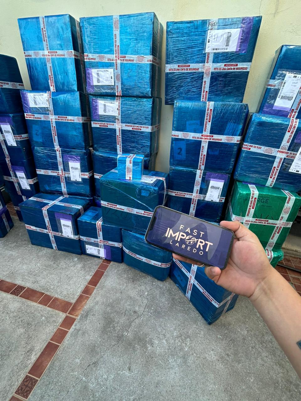Cajas selladas con cinta de seguridad Fast Import Laredo