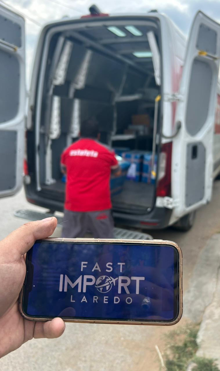 Entrega de paquetería en camioneta de reparto